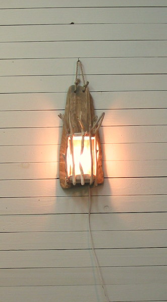 画像: 壁掛け型流木ランプ