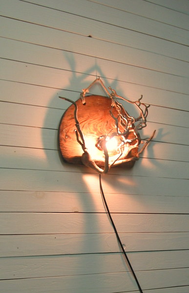 画像: 壁掛け型流木ランプ